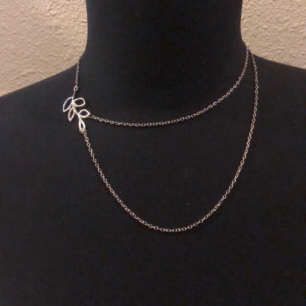 silver chain necklace with leaf charm - Picture 1 of 3